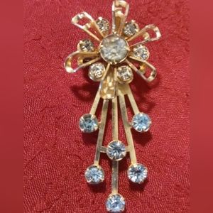 Vintage 1940-50s  shooting star broach. Gold tone clear and blue crystals.